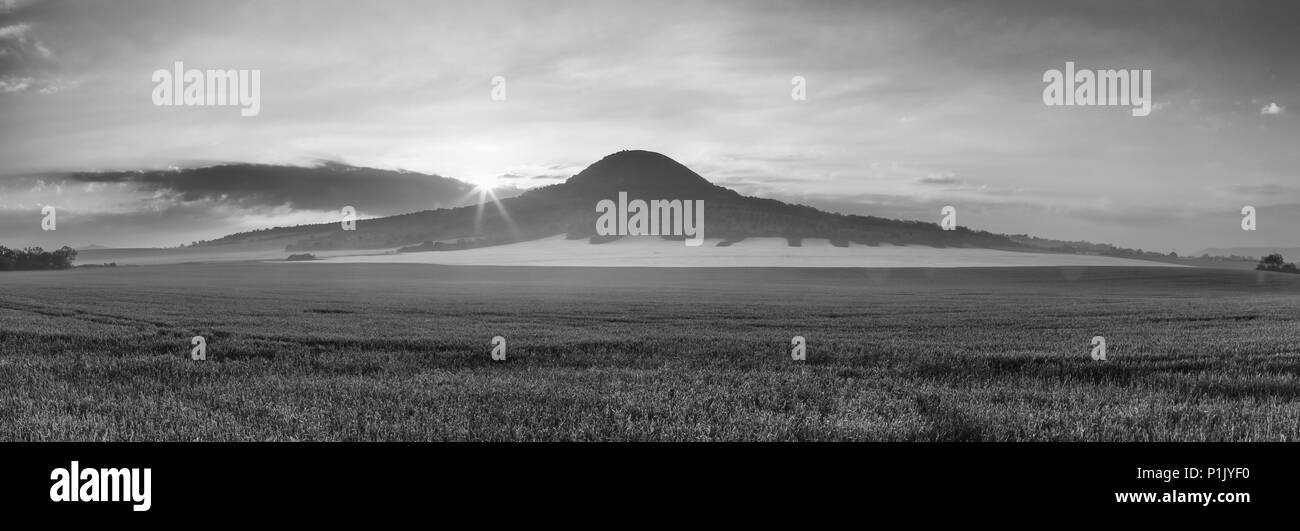 Oblik hill. Repubblica ceca. È l'unico basanite collina a circa 6 km a nord da Louny.Uno dei la più alta e la più tipica collina di Bohemian U Foto Stock