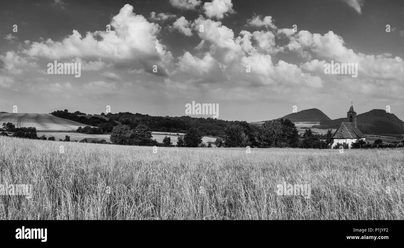 Chiesa di Santa Caterina, Chouc, Repubblica Ceca. Pietra miliare storica nazionale. Foto panoramica. Foto Stock