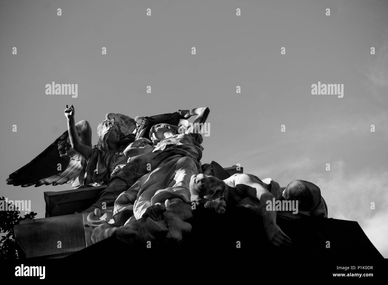 Gli angeli e i santi in riposo sulla cima di un mausoleo presso il Cimitero di Recoleta in Buenos Aires, Argentina. Foto Stock