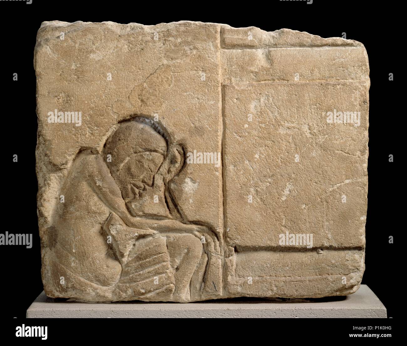 Frammento di calcare rilievo scolpite di sleepy servo, XVIII dinastia, C1540-c1292BC. Artista: sconosciuto. Foto Stock