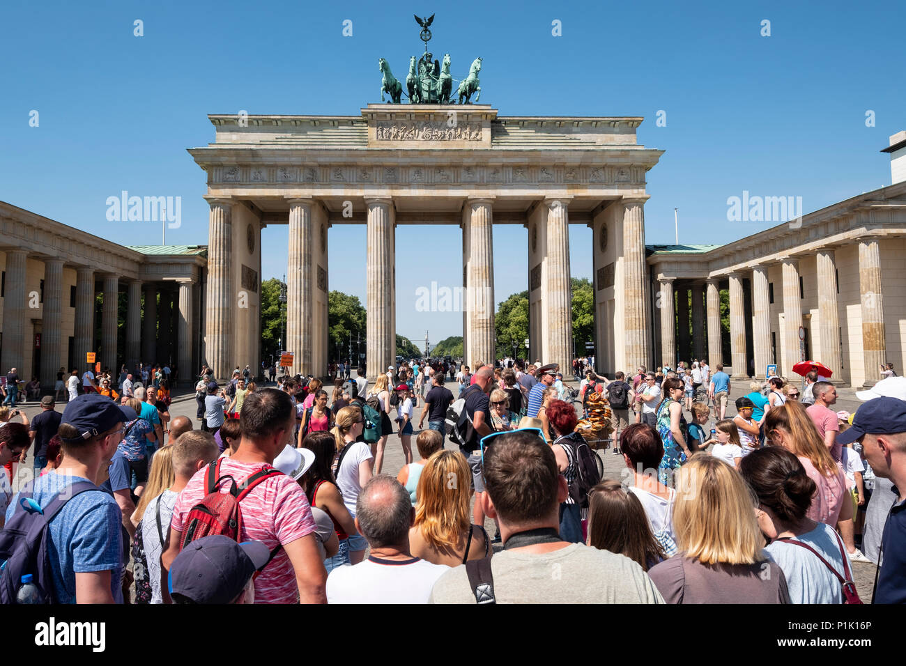 Molti turisti nella parte anteriore della porta di Brandeburgo a Berlino, Germania Foto Stock