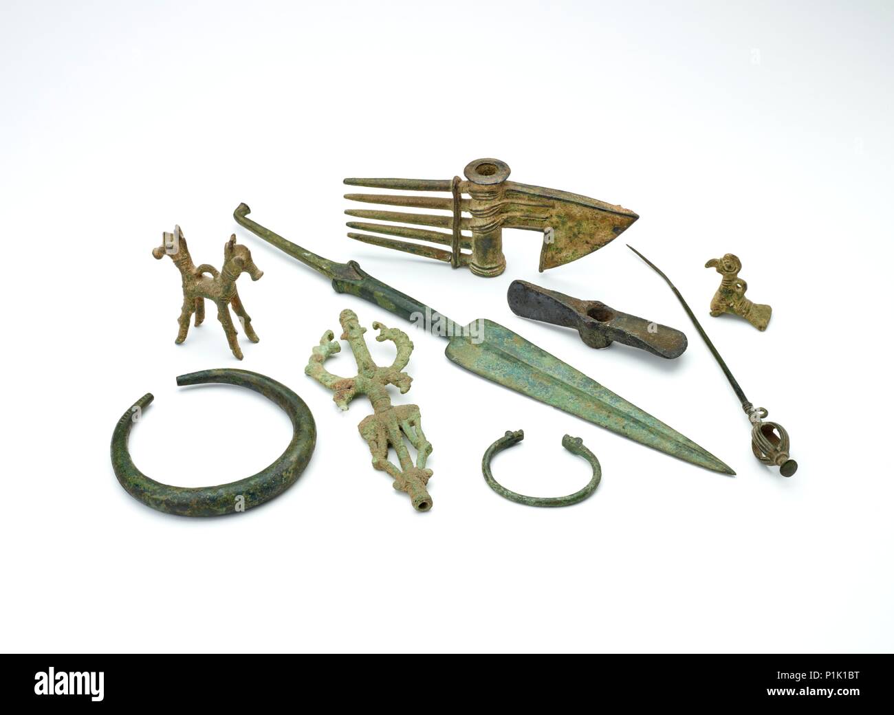 Luristan piccolo uccello pendente e attrezzi assortiti. Artista: sconosciuto. Foto Stock