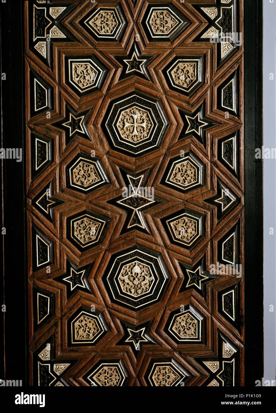 Porta con inserti geometrici, fine 13th-inizi del XIV secolo. Artista: sconosciuto. Foto Stock