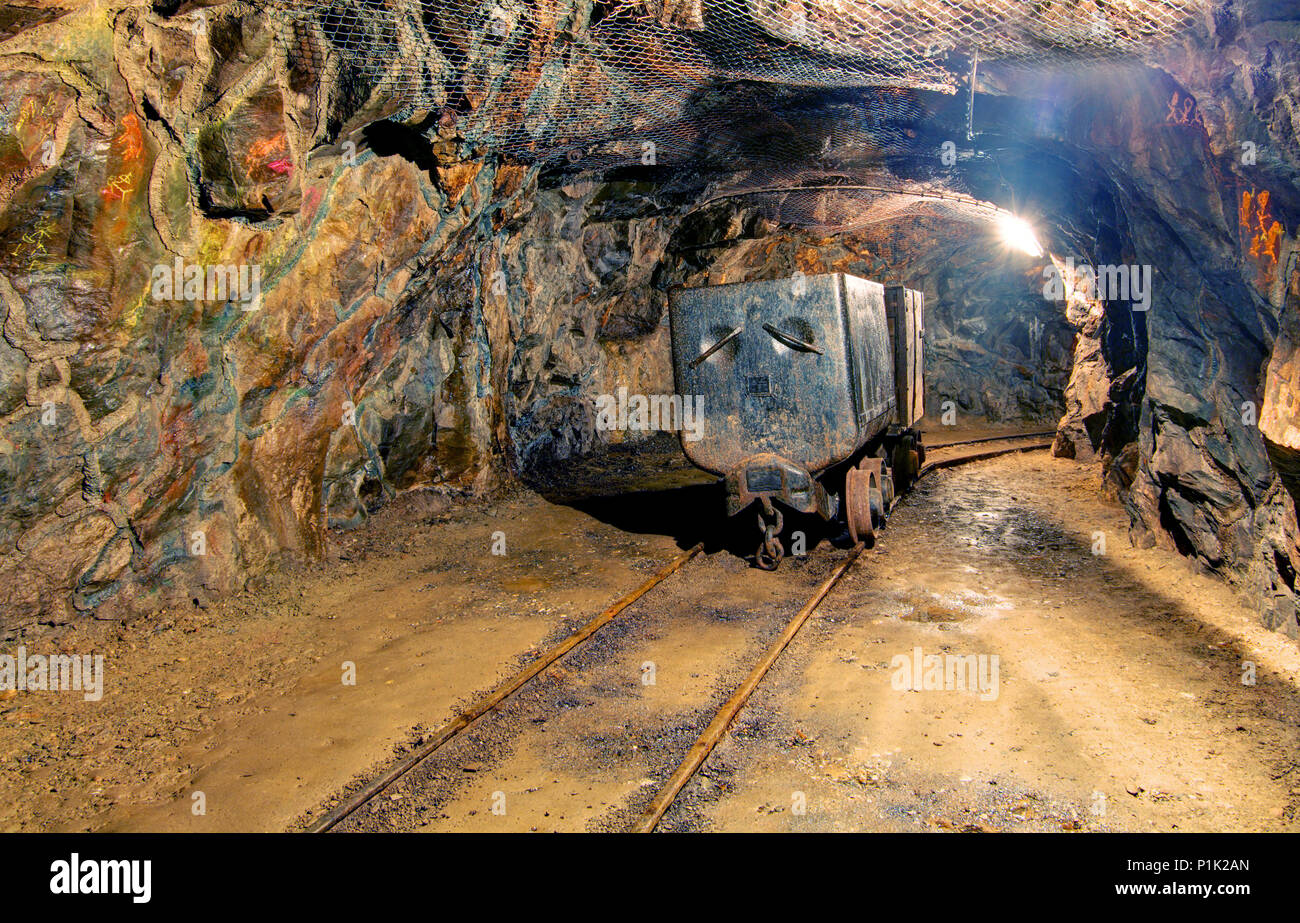 Mina sotterranea con carrello e ferrovia Foto Stock