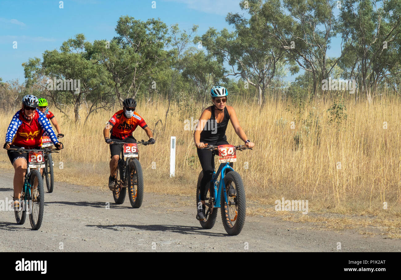 Gibb Challenge 2018 i ciclisti in jersey e bib equitazione Bicicletta di montagna e fatbike su strada sterrata Gibb River Road WA Kimberley Australia. Foto Stock