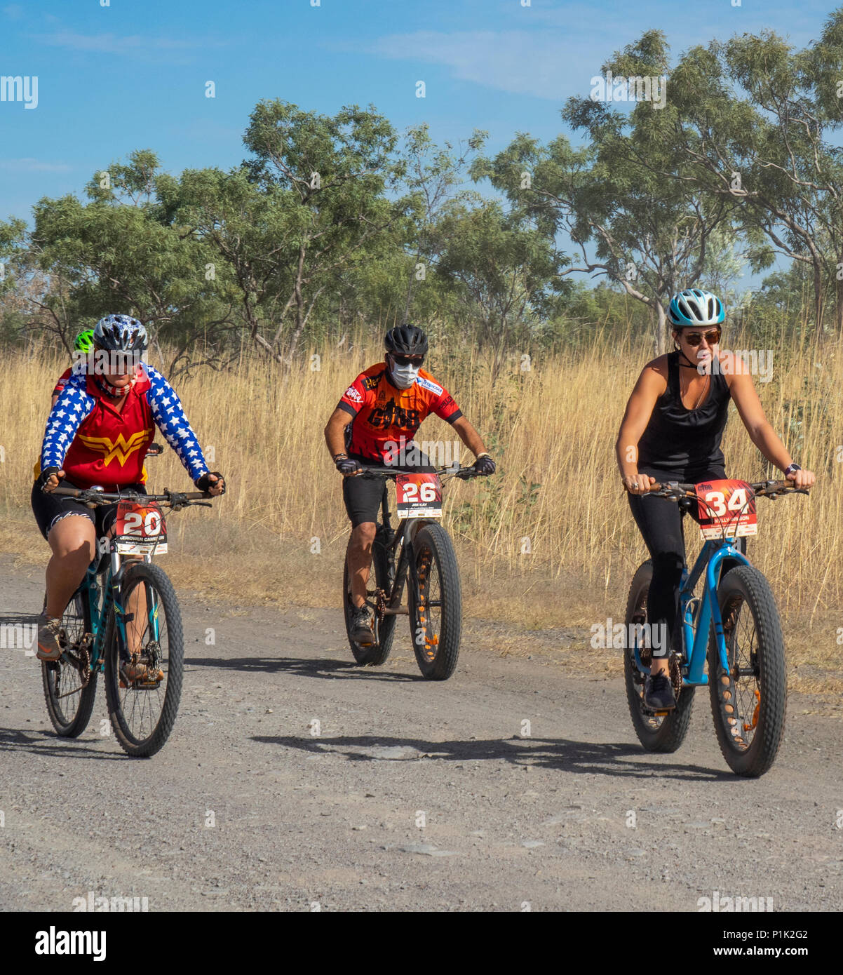 Gibb Challenge 2018 i ciclisti in jersey e bib equitazione Bicicletta di montagna e fatbike su strada sterrata Gibb River Road WA Kimberley Australia. Foto Stock