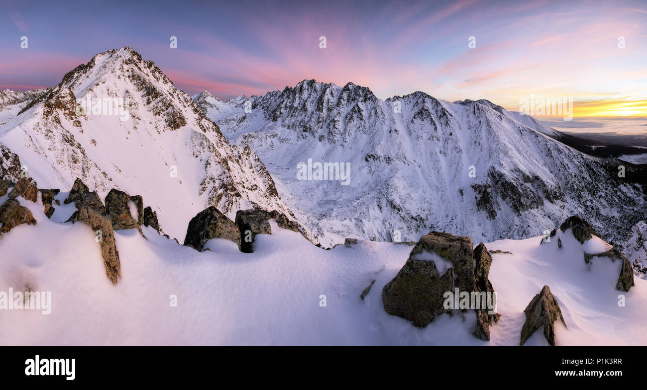 Serata fantastica paesaggio invernale. Colorato cielo nuvoloso Foto Stock