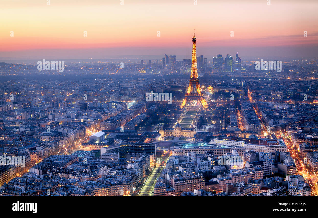 Parigi - 3 febbraio: La torre Eiffel di notte il 3 febbraio 2015 a Parigi. Notte a Parigi con la torre Eiffel, il monumento più visitato della Francia con 200.000 Foto Stock