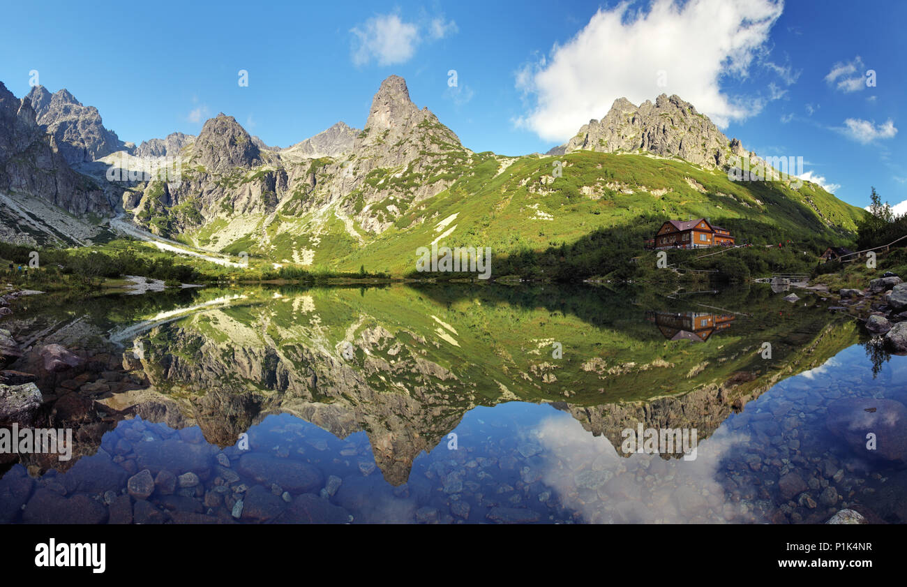Paesaggio di montagna con la riflessione nel lago, Slovacchia Tatra Foto Stock