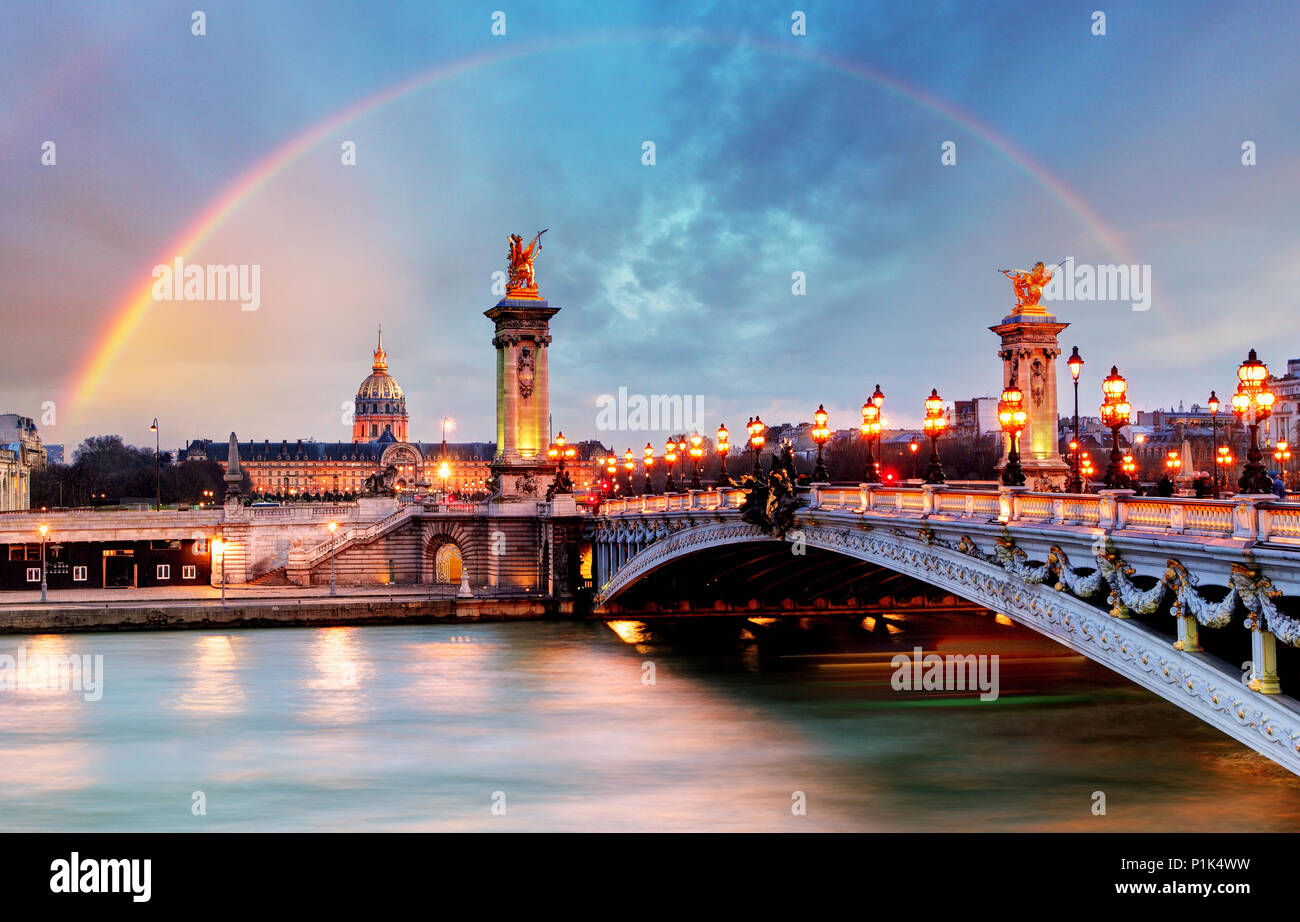 Rainbow oltre il ponte Alexandre III, Parigi, Francia Foto Stock