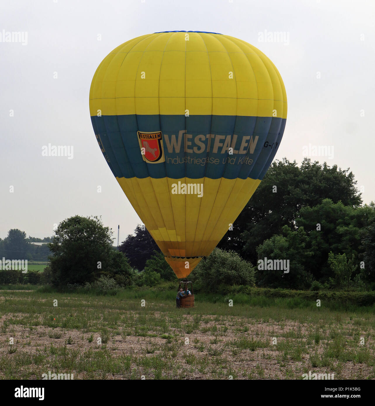 Una mongolfiera ha appena sbarcati in un campo a fianco del Leeds e Liverpool canal e Crabtree Lane vicino a Wigan Greater Manchester West Lancashire al mattino. Foto Stock