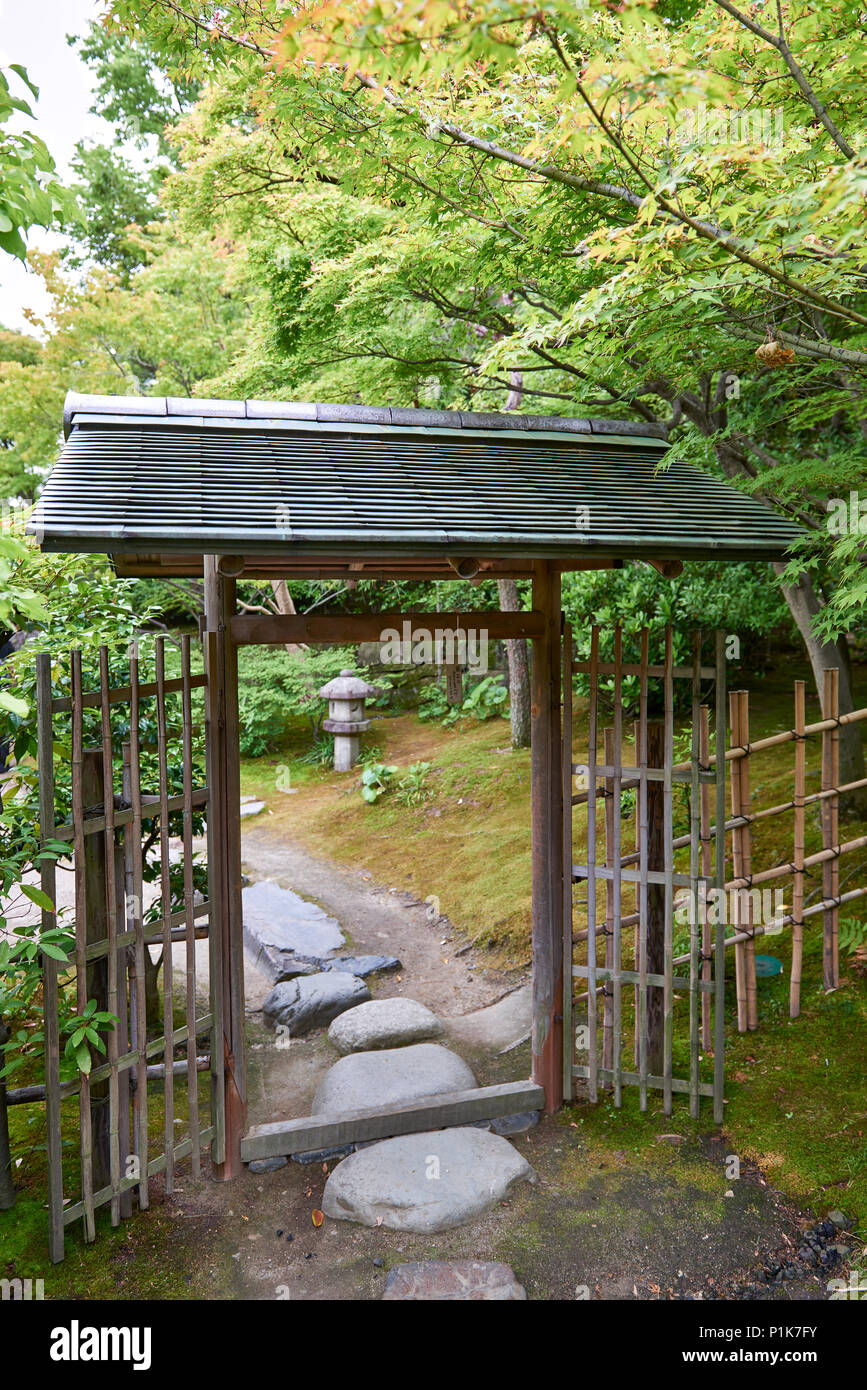 Un cancello di legno e Recinto di bambù in un giardino giapponese. Foto Stock
