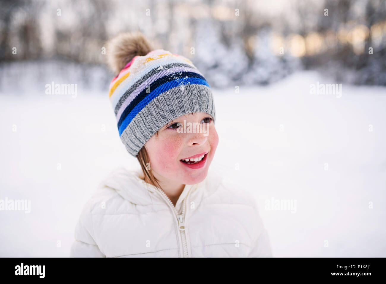 Ritratto di una ragazza in piedi nella neve Foto Stock