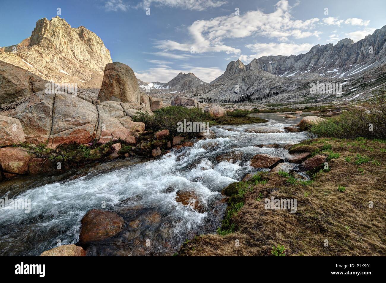 Rock Creek e Mount McAlodie nel Mitre Basin, Sequoia National Park, California, Stati Uniti Foto Stock
