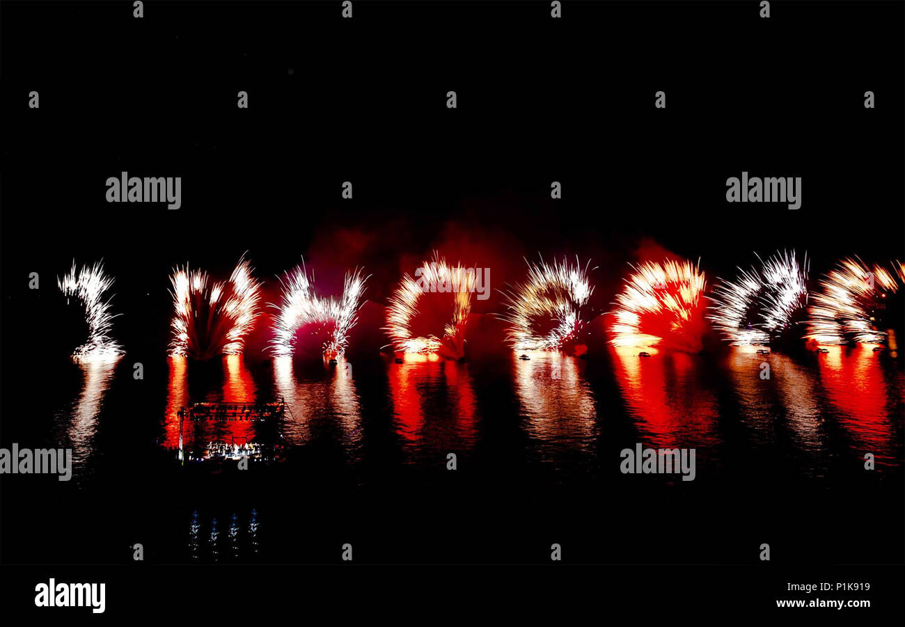 Parola Inhobbok (che significa amore in Maltese) in corrispondenza di un fuoco d'artificio festival, Malta Foto Stock