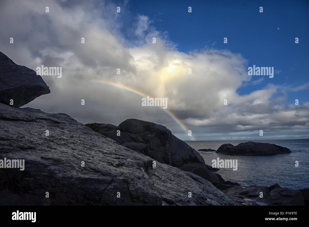 Rainbow oltre il paesaggio costiero, Lofoten, Nordland, Norvegia Foto Stock