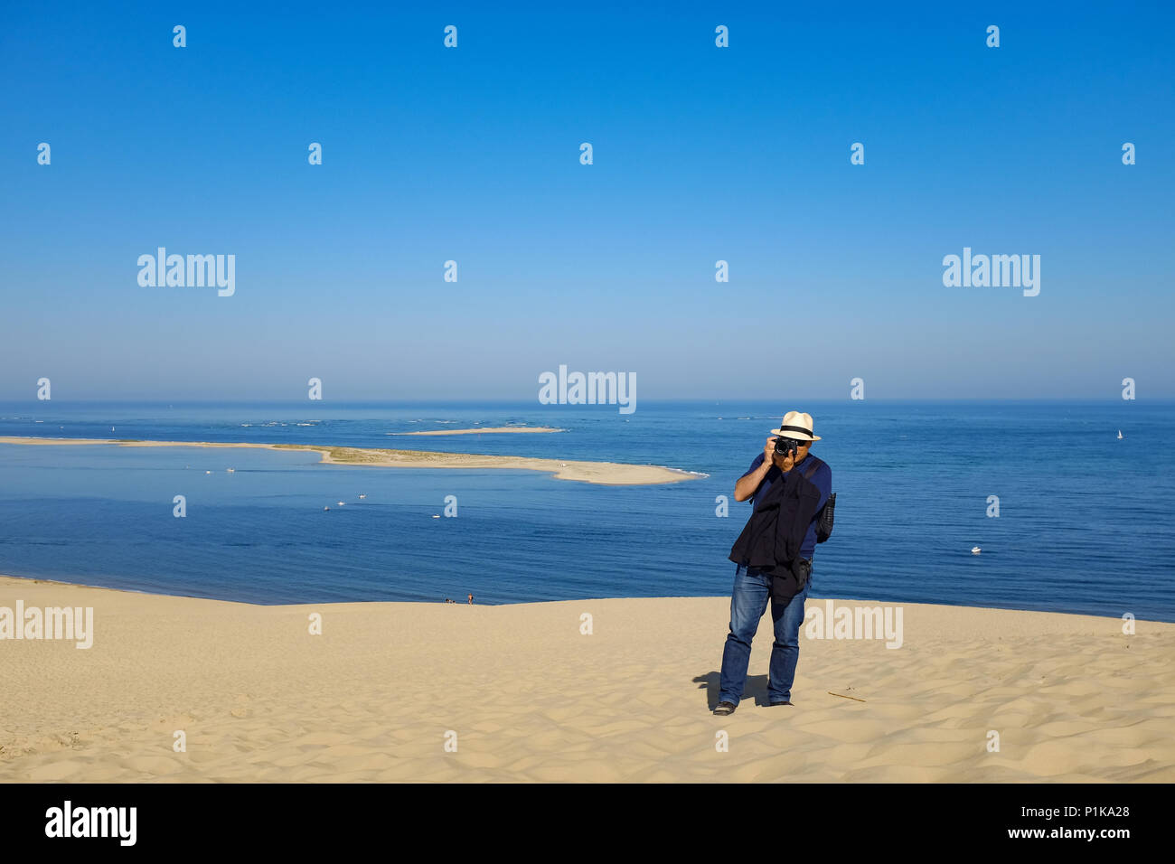 Uomo in piedi sulla duna di Pilat di scattare una foto, La Teste de Buch, Arachon, Nouvelle-Aquitaine, Francia Foto Stock