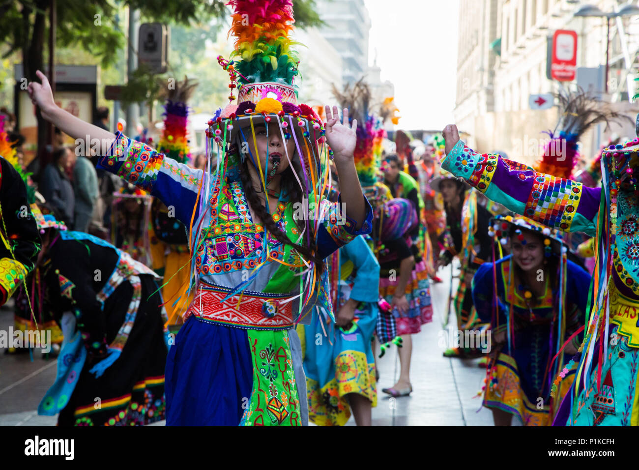 Ballerini Customed celebrare cileno e storia andina in un corteo nei pressi di Plaza de Armas in Santiago del Cile. Foto Stock