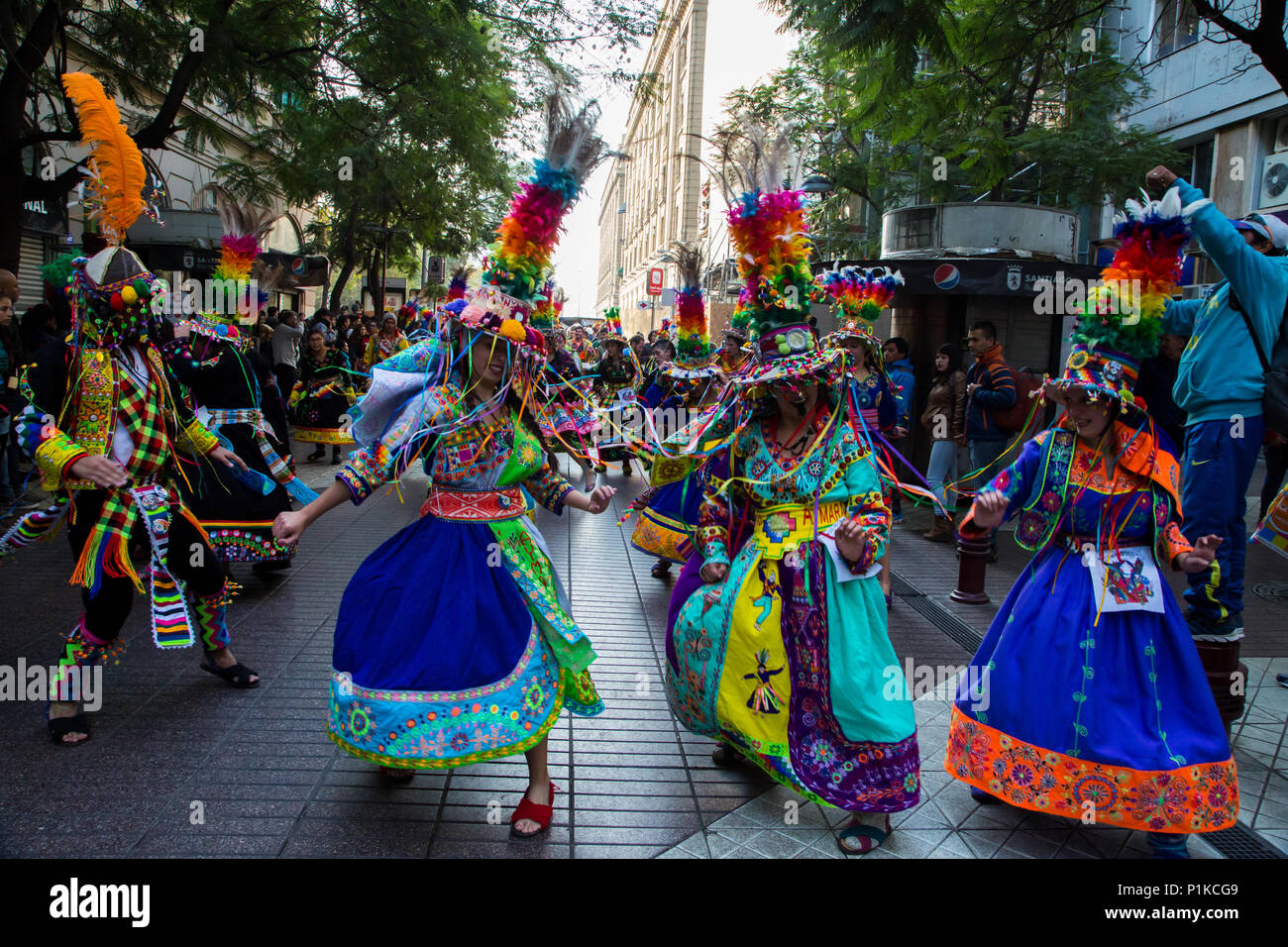 Ballerini Customed celebrare cileno e storia andina in un corteo nei pressi di Plaza de Armas in Santiago del Cile. Foto Stock