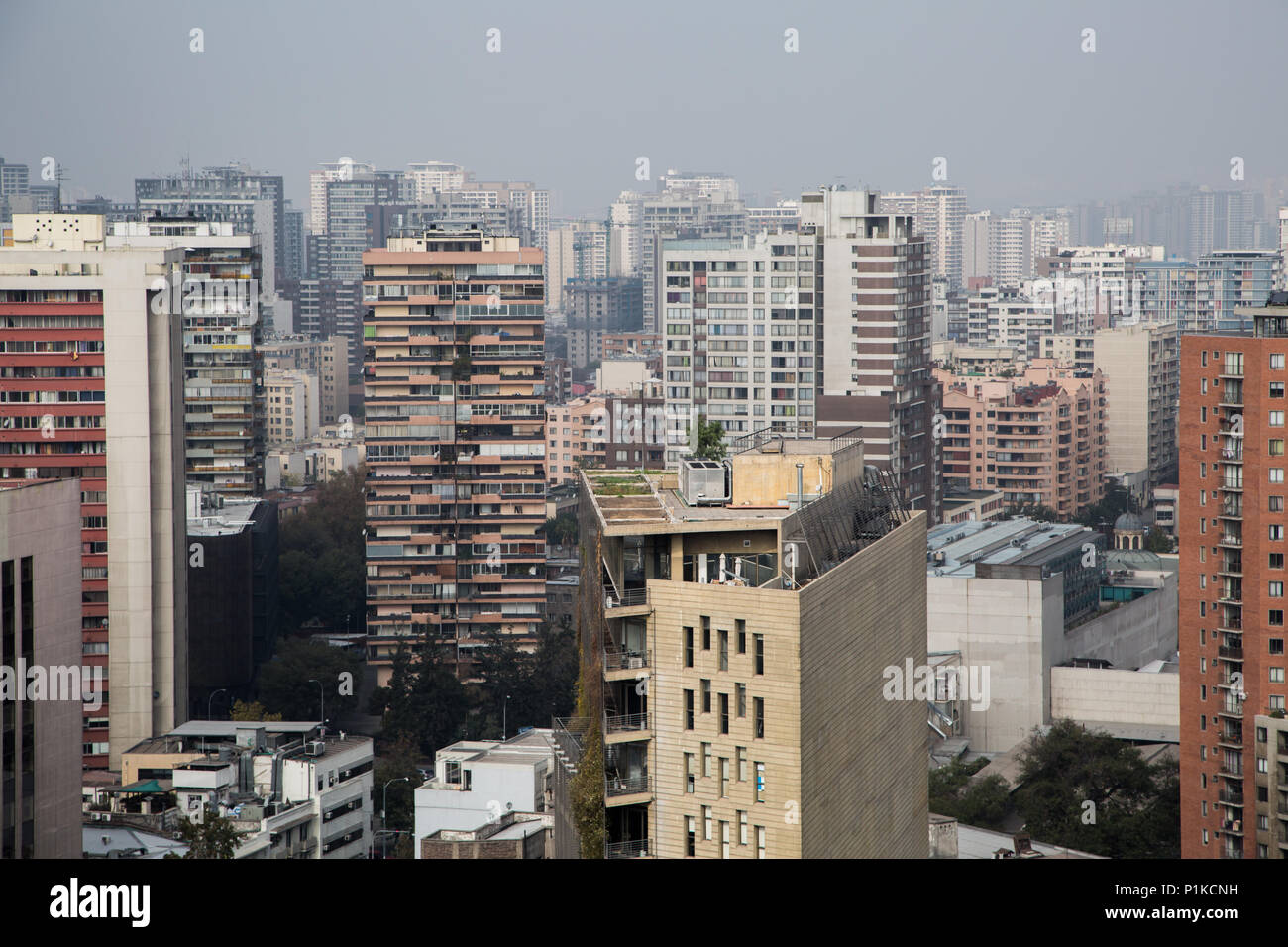 Un quartiere residenziale in una mattinata nebbiosa a Santiago del Cile come visto dalla collina di Santa Lucia. Foto Stock
