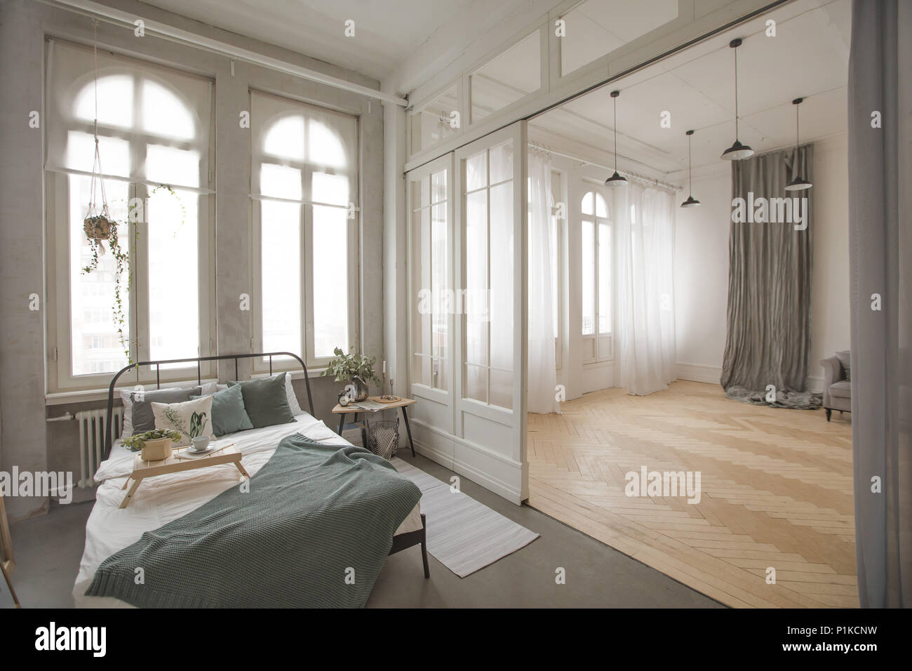 Appartamento moderno con interni interessanti Foto Stock