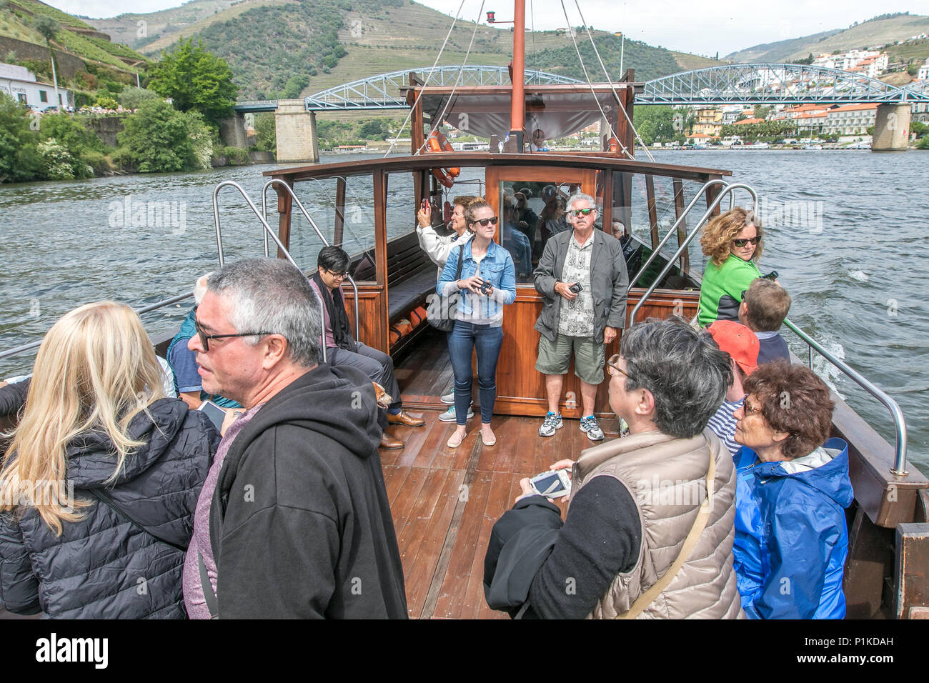 I turisti sono godendo di una gita in barca sul fiume Douro vicino a Pinhao, Portogallo. Foto Stock