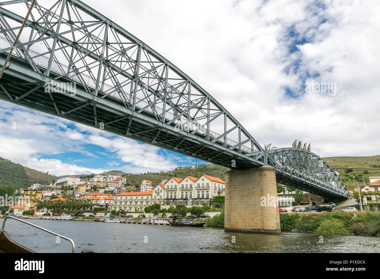 Città di Pinhao e di un ponte sul fiume Douro. Foto Stock