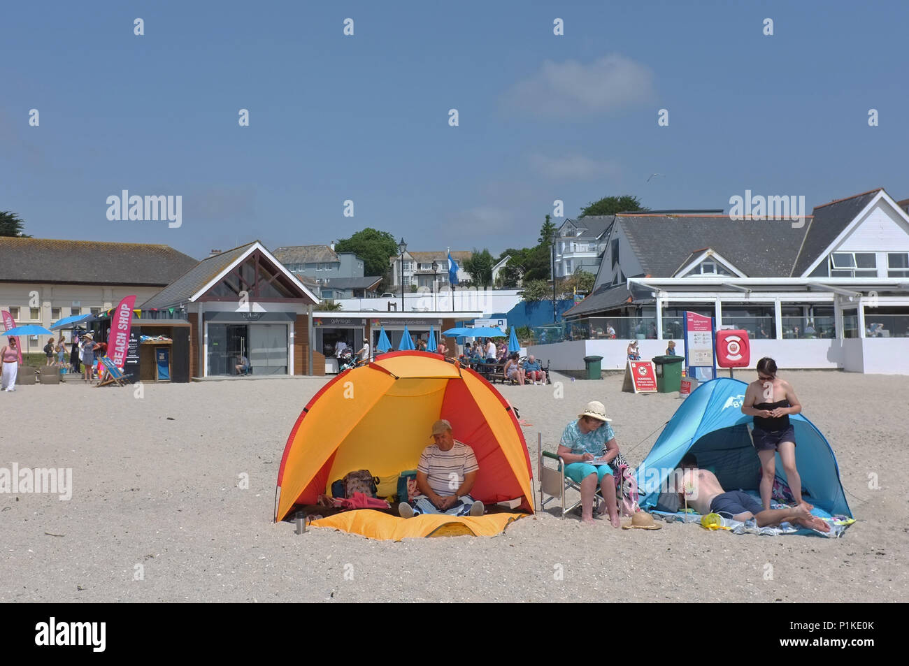 Tende da sole su una spiaggia della Cornovaglia Foto Stock