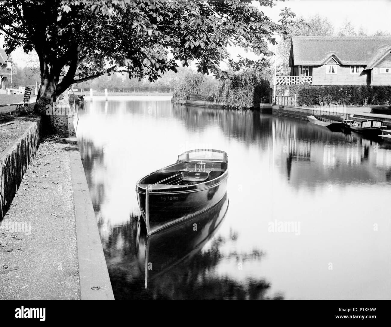 Barca ormeggiata sul Fiume Tamigi, Oxfordshire, C1860-c1922. Artista: Henry oggetto di scherno. Foto Stock