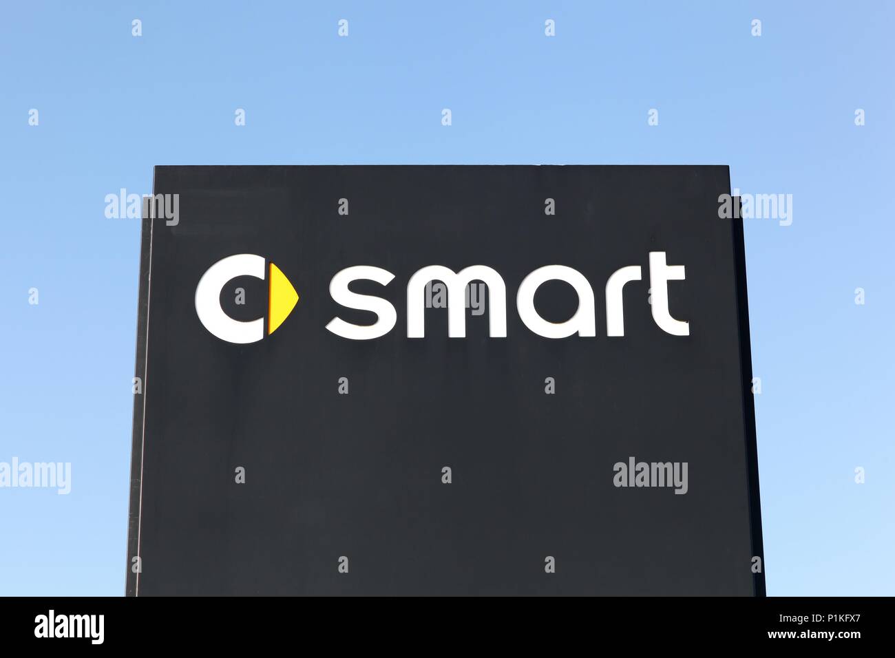 Horsens, Danimarca - 21 Aprile 2018: Smart logo su un pannello. Smart Automobile è una divisione di Daimler Foto Stock