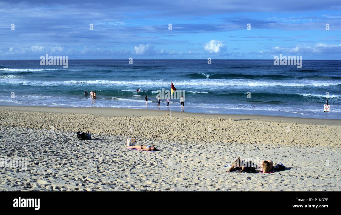 Spiaggia di scena a Surfer Paradise, Gold Coast Australia come il 9 giugno 2018. Sun bagnanti in un momento di relax a Surfer Paradise Beach. Foto Stock