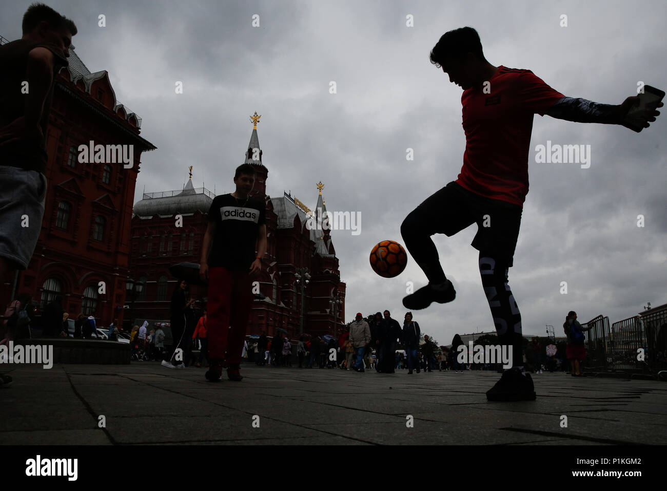 Due ragazzi giocare con un campo di calcio nei pressi di Piazza Rossa di Mosca in vista dell'inizio della Coppa del Mondo 2018. Foto Stock