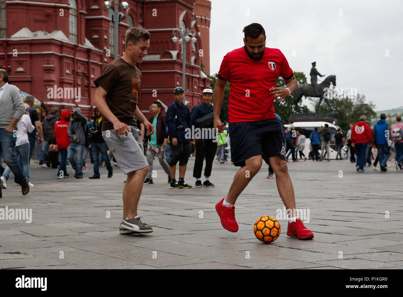 Due ragazzi giocare con un campo di calcio nei pressi di Piazza Rossa di Mosca in vista dell'inizio della Coppa del Mondo 2018. Foto Stock