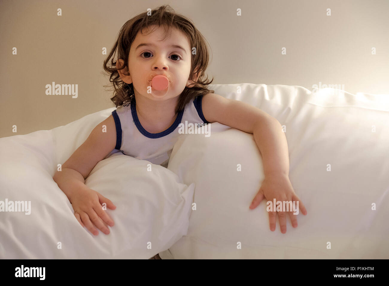 Bambino neonato cuscini andare a letto - convincere stanco assonnato bambino Foto Stock