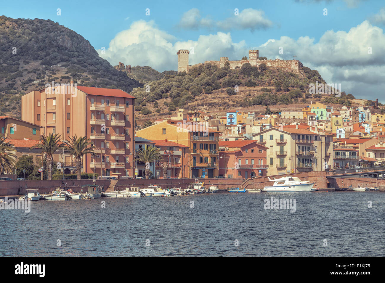 Bellissimi edifici antichi di Bosa, Sardegna, Italia. Foto Stock