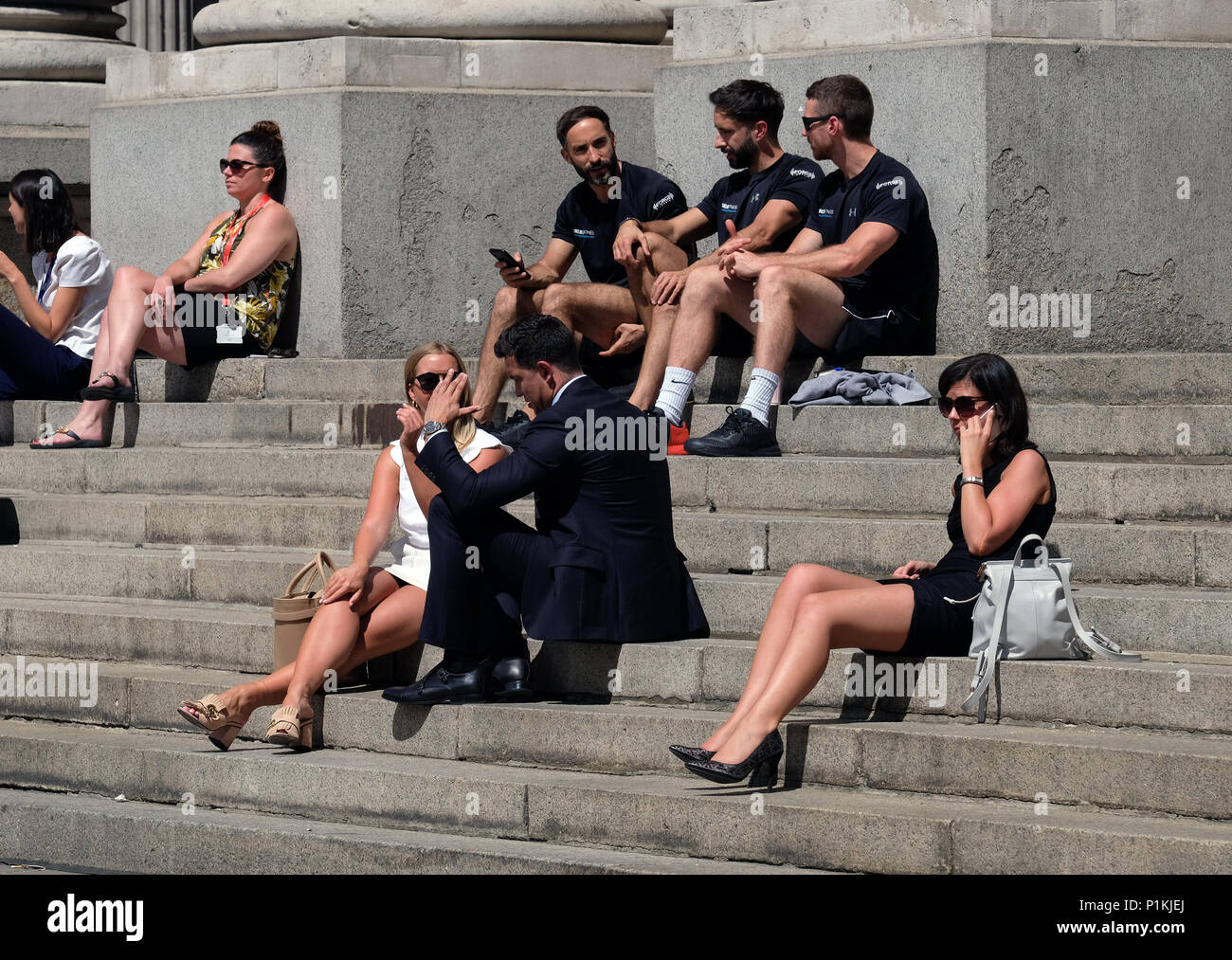 Pic mostra: la gente a prendere il sole sui gradini della Royal Exchange accanto alla Banca di Inghilterra Old Lady di Threadneedle Street stock foto foto da Foto Stock
