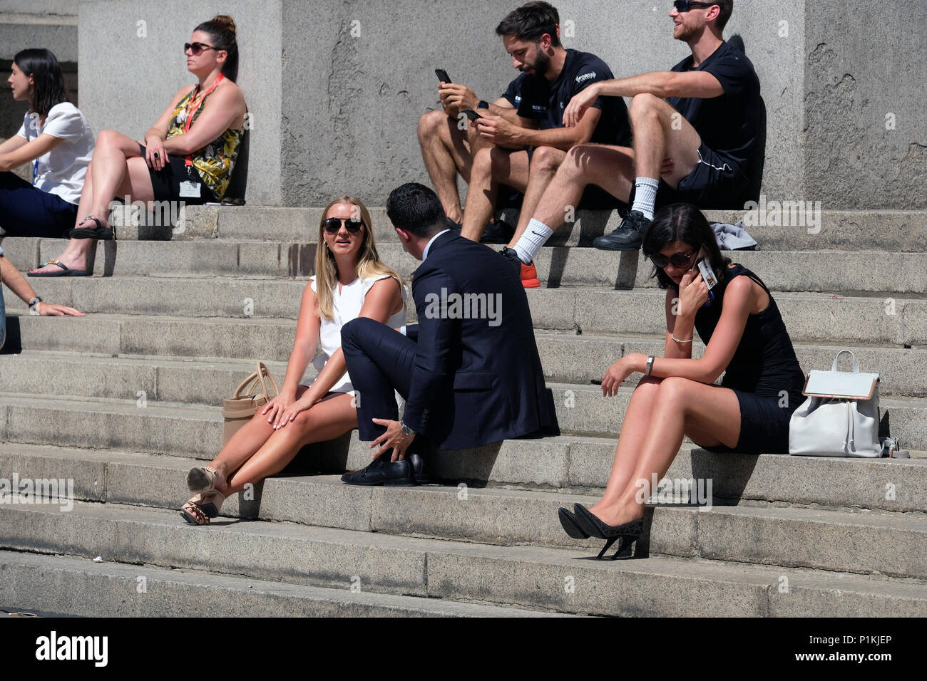 Pic mostra: la gente a prendere il sole sui gradini della Royal Exchange accanto alla Banca di Inghilterra Old Lady di Threadneedle Street stock foto foto da Foto Stock
