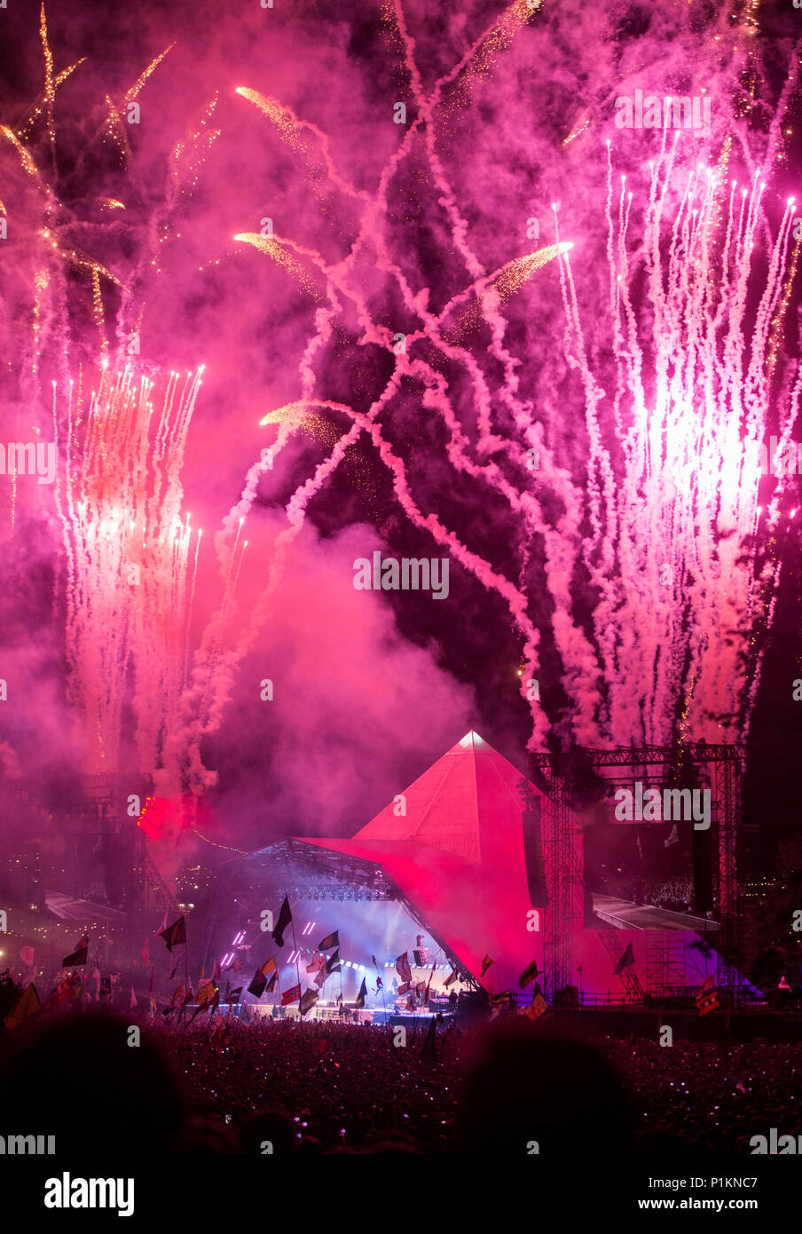 I Foo Fighters eseguire sulla fase della piramide a Glastonbury Festival 2017 Foto Stock