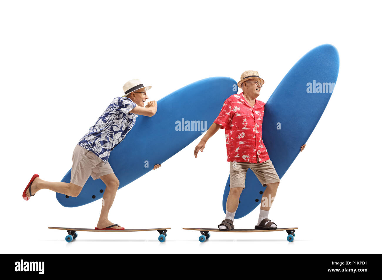 Per tutta la lunghezza del profilo di colpo due anziani turisti con tavole da surf equitazione longboards isolati su sfondo bianco Foto Stock