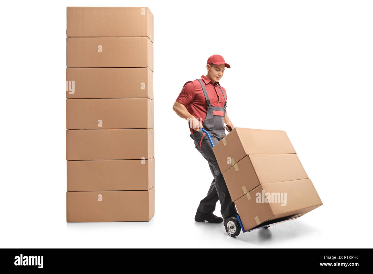 Mover con un carrello elevatore a mano accanto a una pila di scatole isolate su sfondo bianco Foto Stock