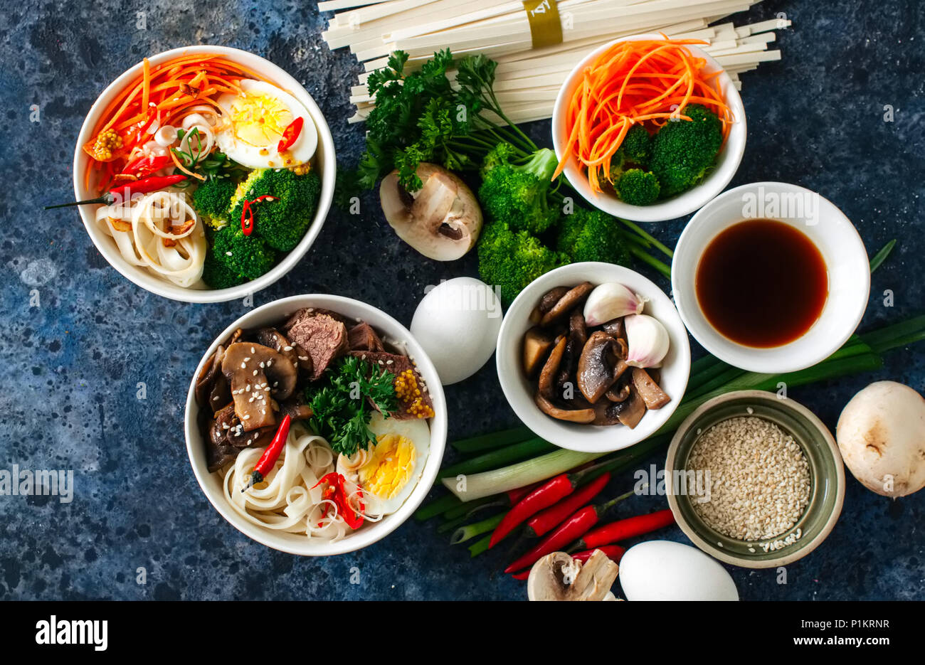 Ingredienti della cucina asiatica udon noodles ciotola uova verdure spezie di salsa di soia erbe. Appartamento laici vista superiore Foto Stock