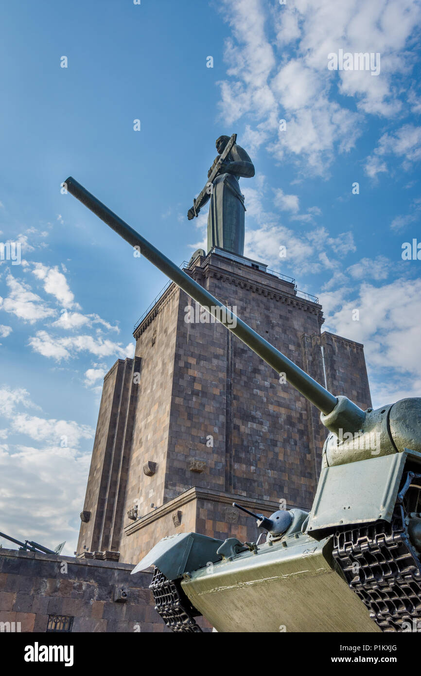 Vecchio serbatoio e Madre Armenia monumento dietro nel parco della vittoria, Yerevan Foto Stock