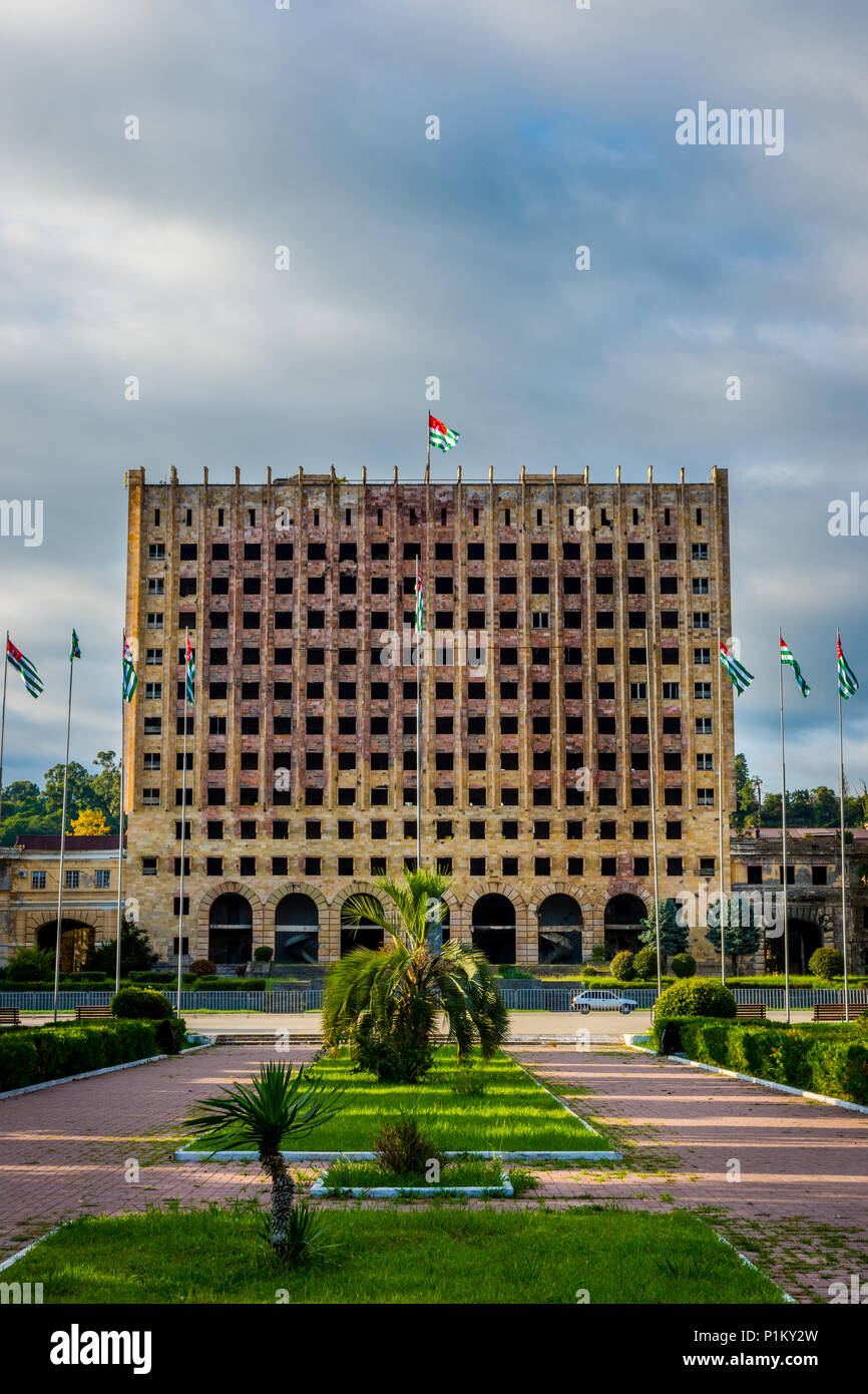 Vuoto e distrutto edificio del parlamento Abkhazian in Sokhumi, Abcasia Foto Stock