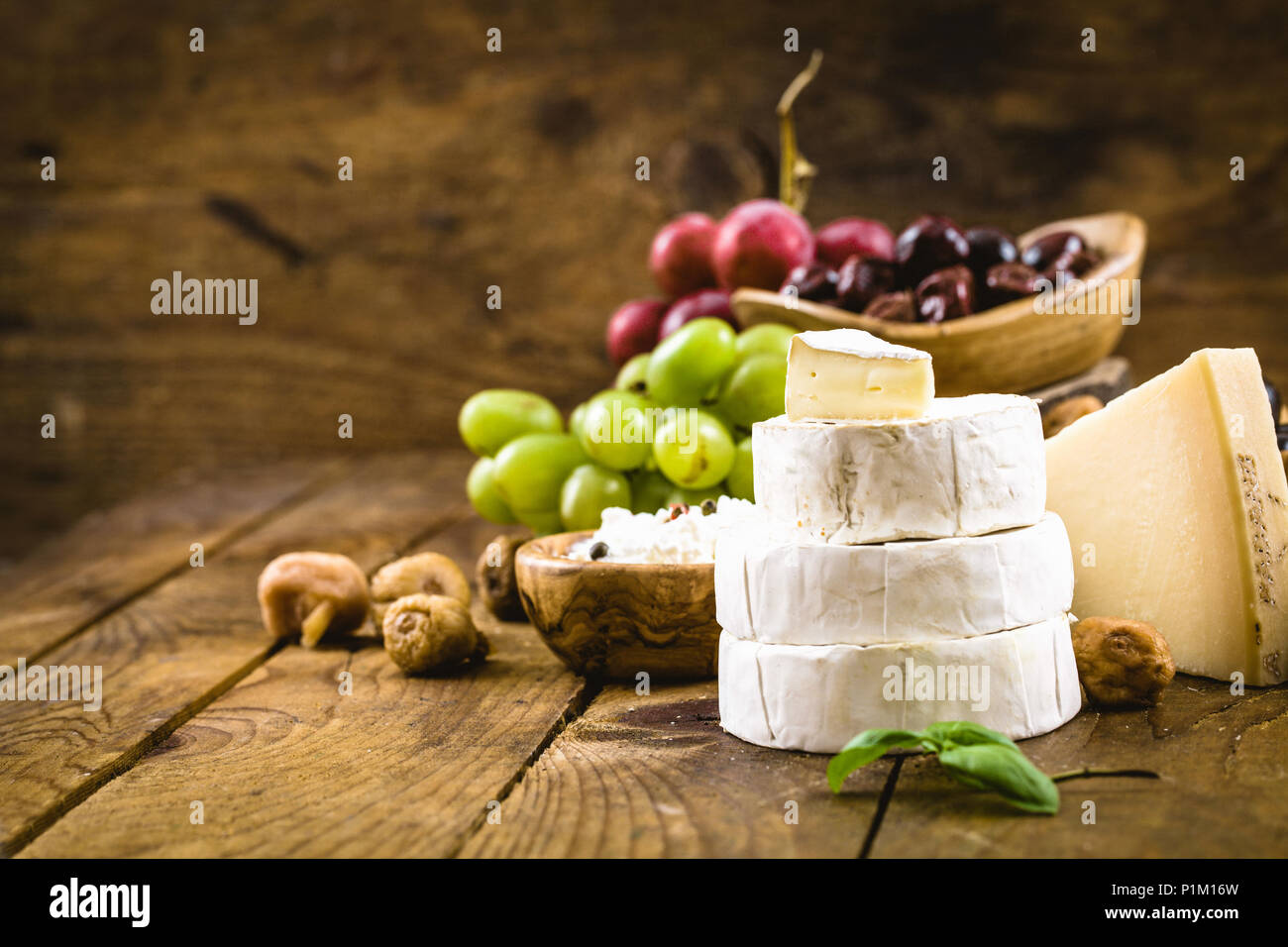 Varietà di formaggio.Food sfondo. Gli ingredienti freschi su legno Foto Stock