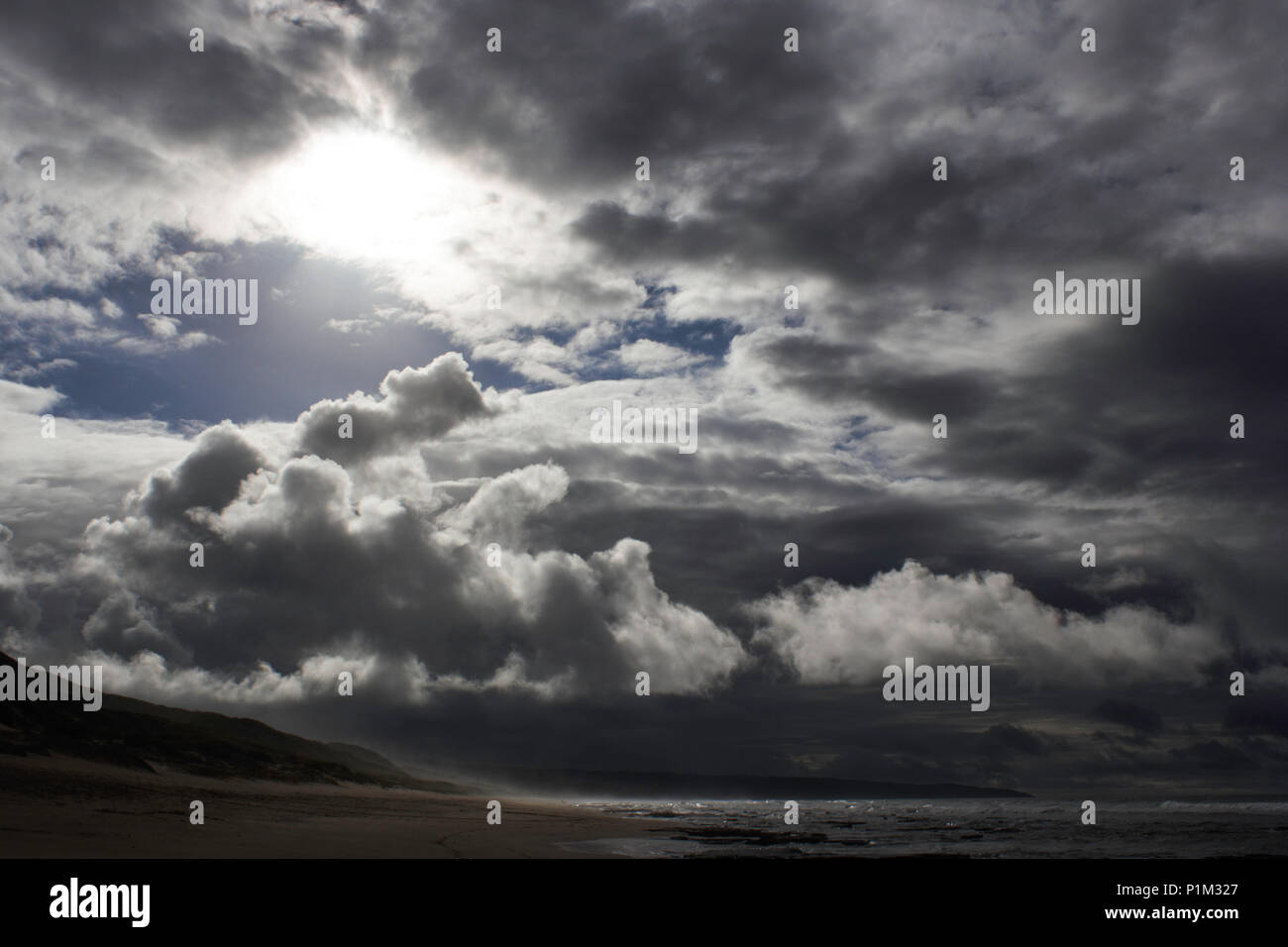 Tempesta nuvoloso scuro fascia costiera sull'oceano con il sole Foto Stock