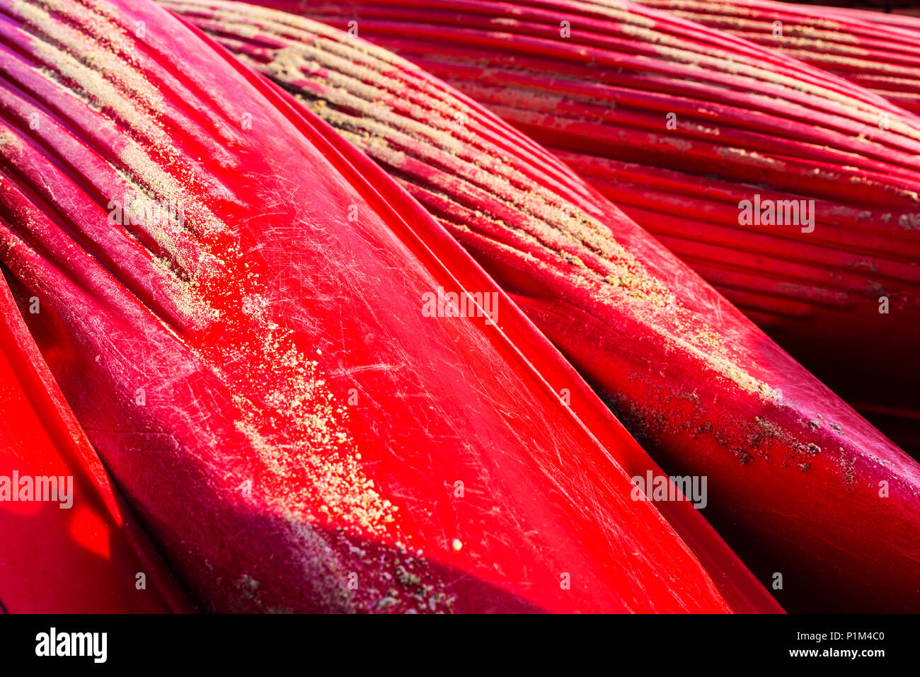 Cumulo di red kayak o barche di plastica come sfondo astratto Foto Stock