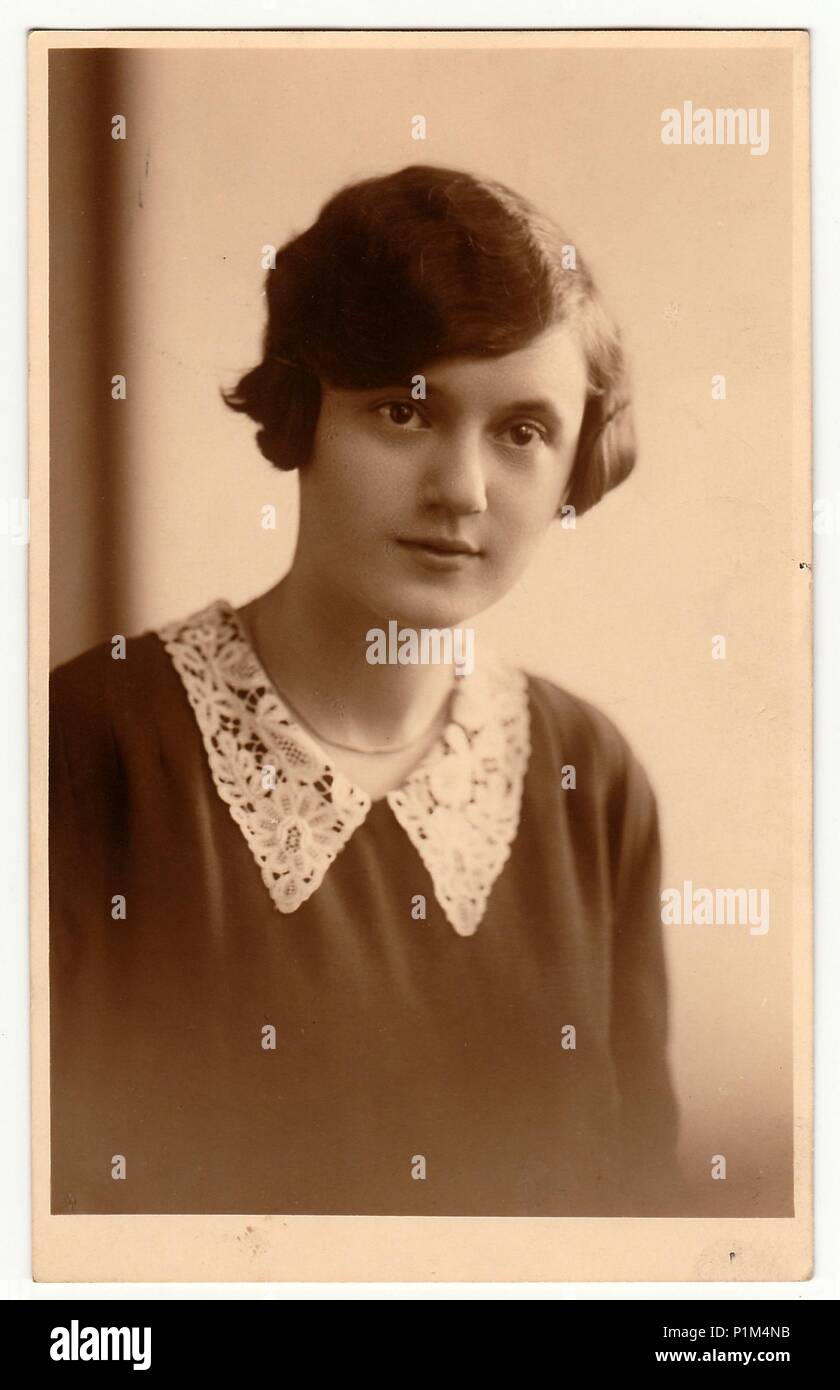 PRAHA (Praga), la Repubblica cecoslovacca - circa 1930: l'annata la foto mostra il Ritratto di giovane donna. La fotografia in studio con effetto seppia è stata presa nei primi anni trenta. Foto Stock
