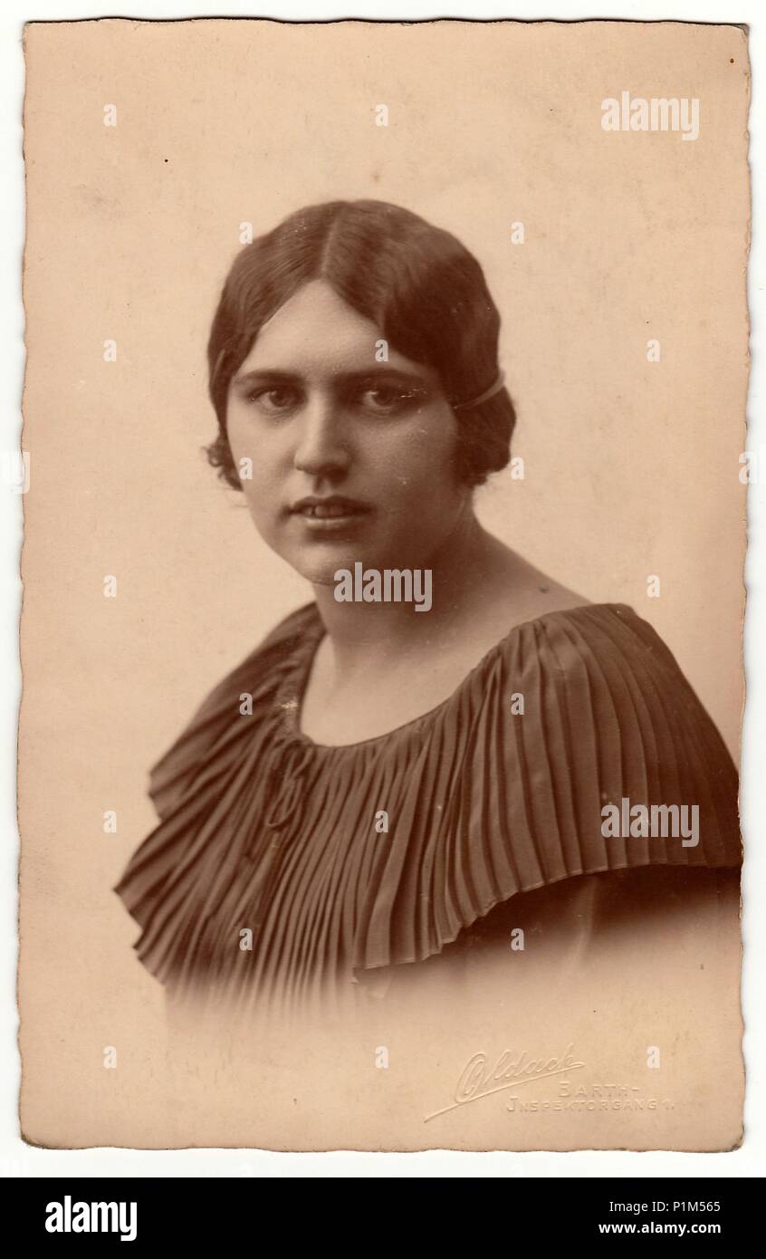 Germania - 1924: annata mostra fotografica di studio ritratto di donna. Bianco & Nero fotografia di antiquariato. Foto Stock