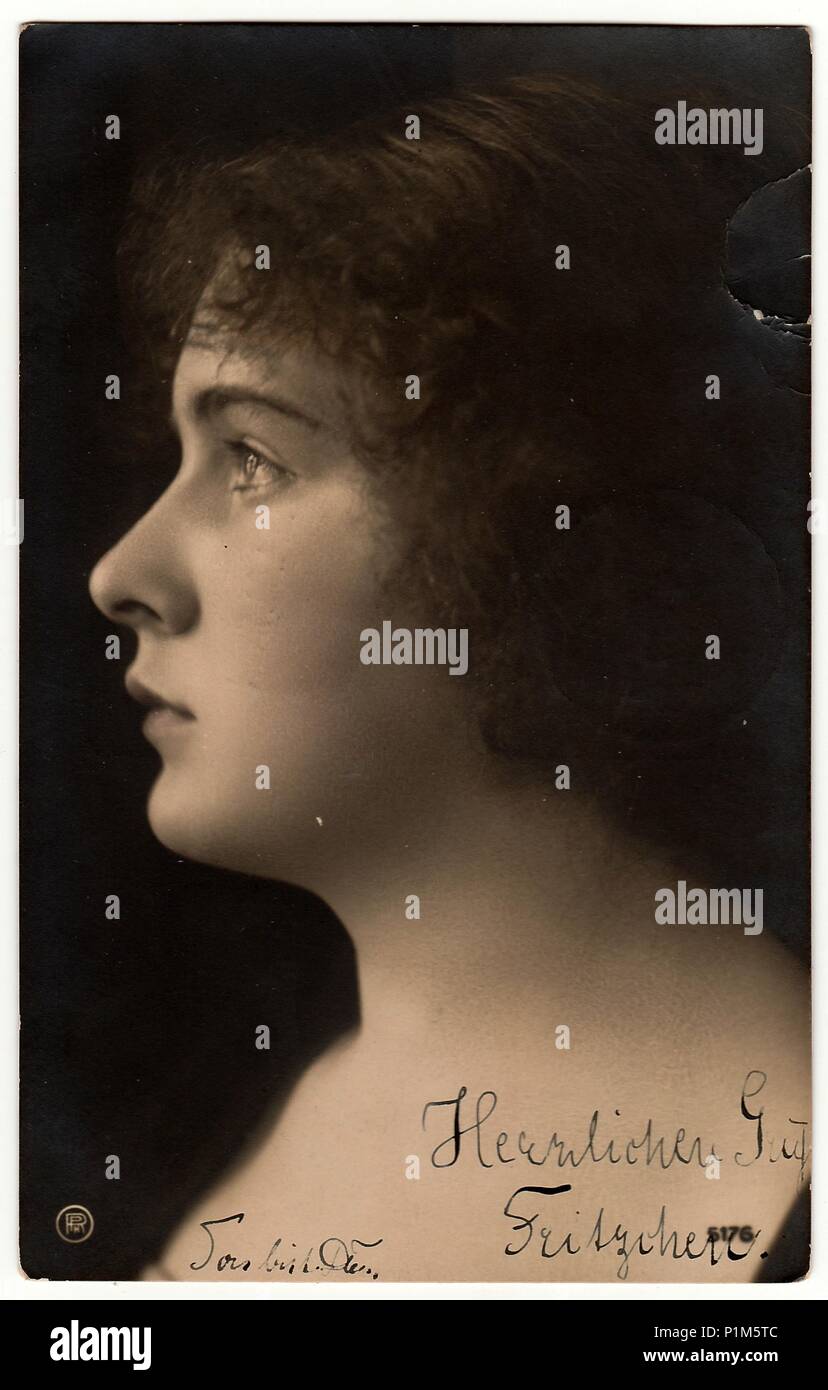 Berlino, Germania - 12 Aprile 1906: l'annata la foto mostra il Ritratto di giovane donna. Lo studio della fotografia è stata presa nei primi anni del XX secolo. Foto Stock