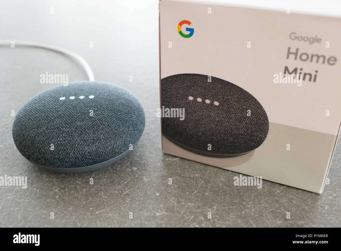 Athens, Grecia - 7 Giugno 2018: home page di Google mini smart speaker con costruito in Google Assistant Foto Stock